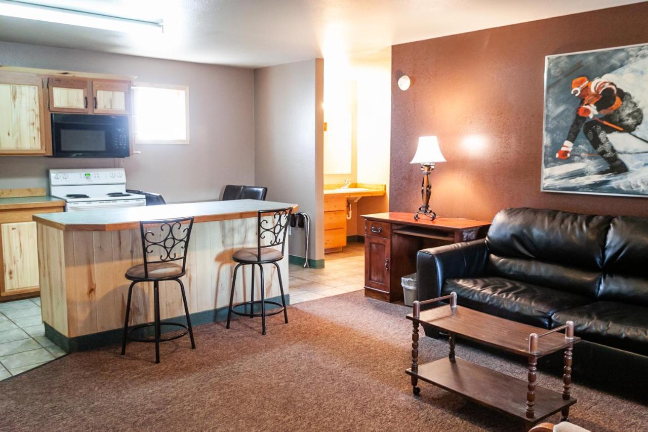 Circle R Motel East Glacier Park Village ภายนอก รูปภาพ