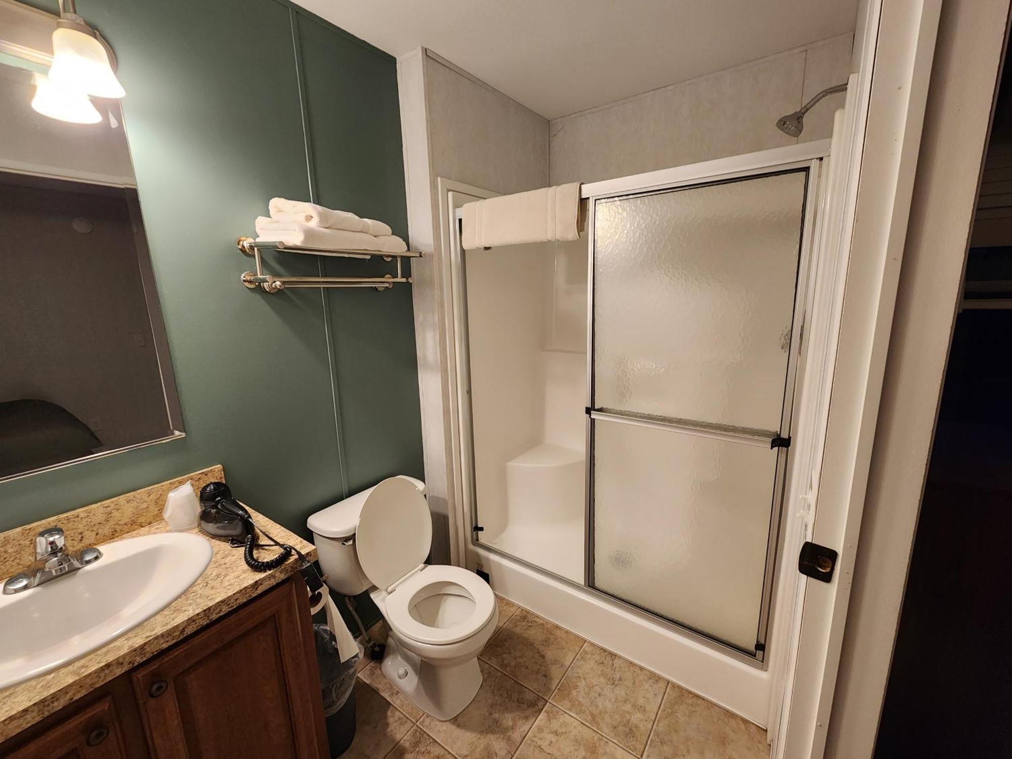 Circle R Motel East Glacier Park Village ภายนอก รูปภาพ