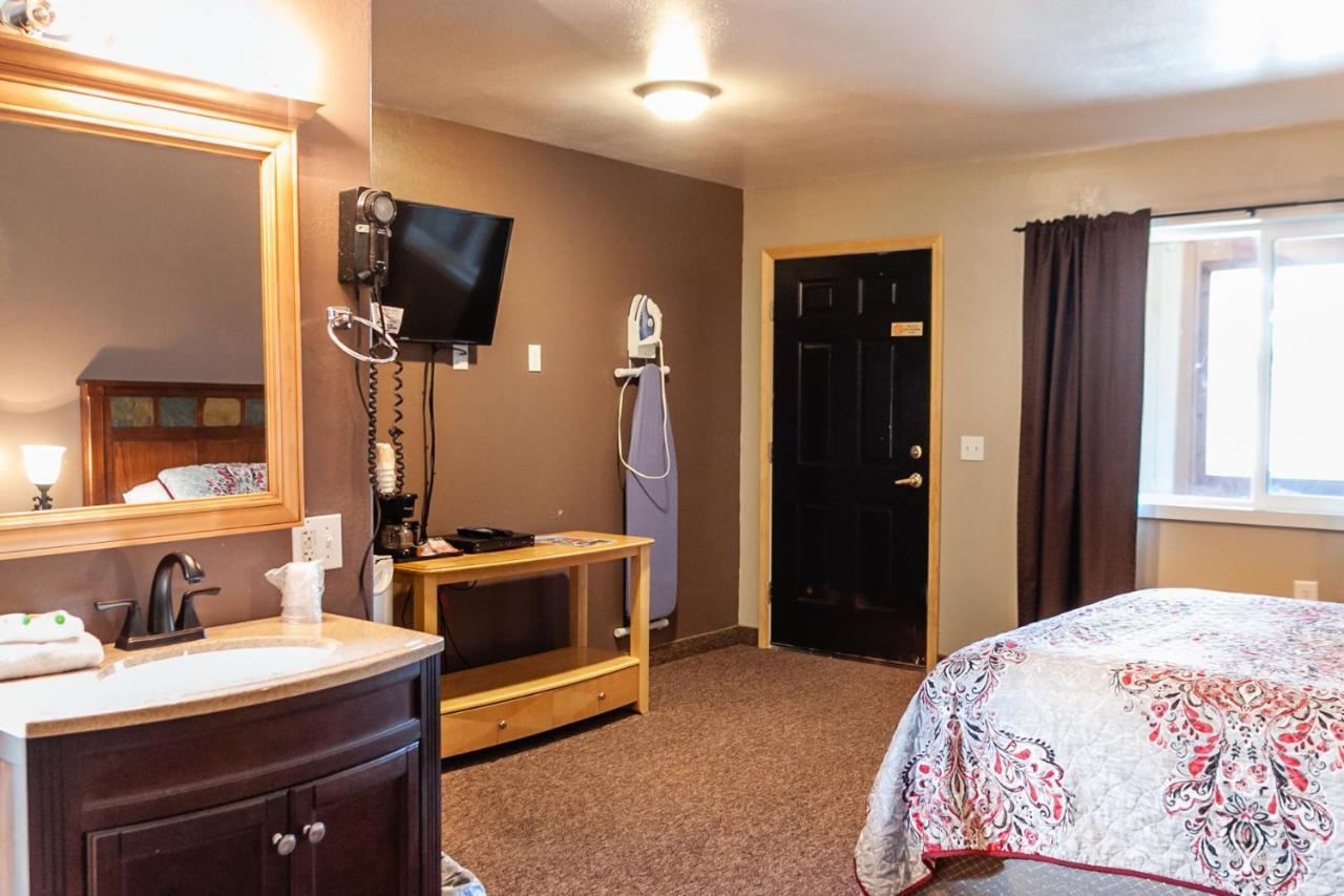 Circle R Motel East Glacier Park Village ภายนอก รูปภาพ