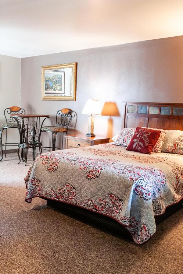 Circle R Motel East Glacier Park Village ภายนอก รูปภาพ